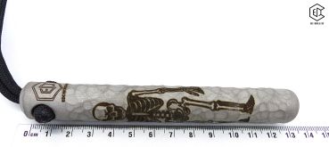 Preview: Handgeschmiedeter Kubotan HC-22-2 Unikat (Custom Made) von vorne auf weißem Hintergrund. Seriennummer SN sichtbar, Totenkopf-Gravur, schwarzer Paracord-Fangriemen, 3 Bohrungen. GPSR: Chargennummer/Hersteller SN für Rückverfolgbarkeit. Nur als Grifffestige